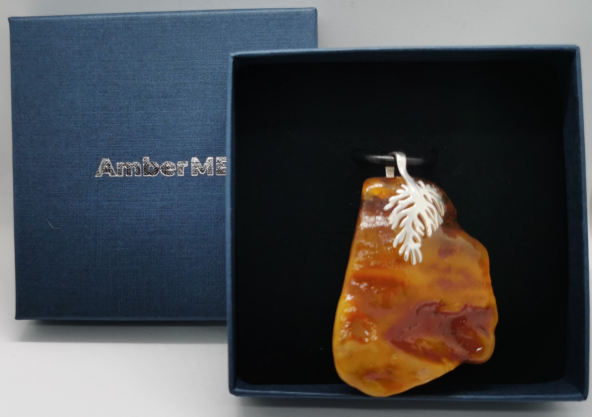 Wisior, bursztyn bałtycki, duża bryłka, foka